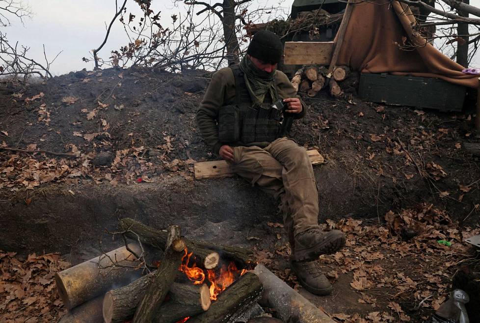 Bahmutia puolustava ukrainalaiskomentaja lämmittelemässä. 