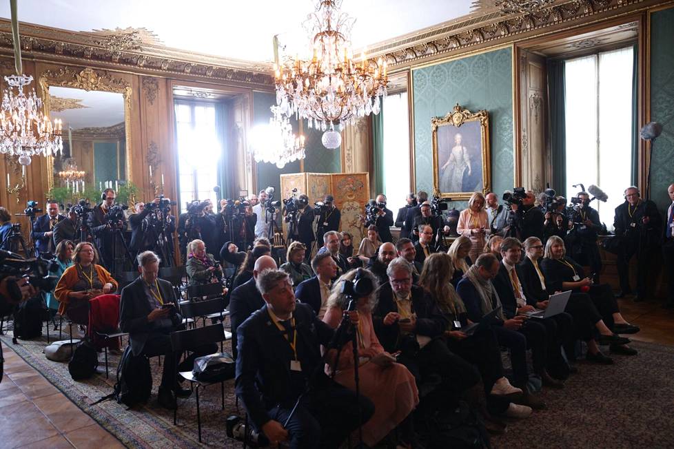 Median edustajat odottivat kuningas Kaarle Kustaata ja presidentti Sauli Niinistöä.