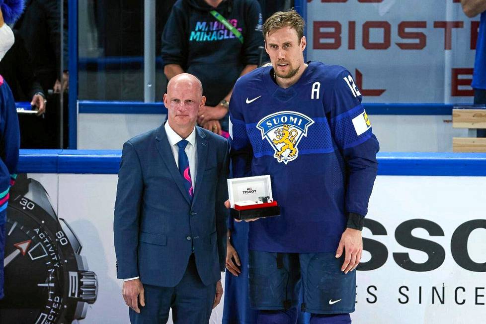 Kansainvälisen jääkiekkoliiton pääsihteeriksi valittu Matti Nurminen jakoi Marko Anttilalle ottelun parhaan pelaajan palkinnon MM-turnauksessa Tampereella.