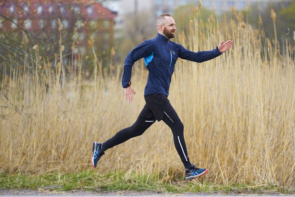 Juoksemista helpottavia harjoituksia on näppärä lisätä lenkkipolulle. Erilaiset loikkaharjoitukset ovat suosittuja, mutta niitä kannattaa käyttää tietyin varauksin. 