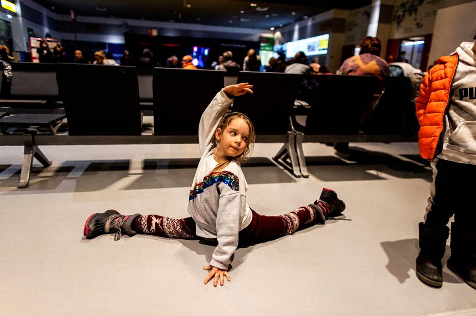 Ukrainasta paennut Evelina, 7, harjoitteli tanssimista Iașin lentokentällä Romaniassa. Evelina ja hänen perheensä odottivat lentoa Israeliin.
