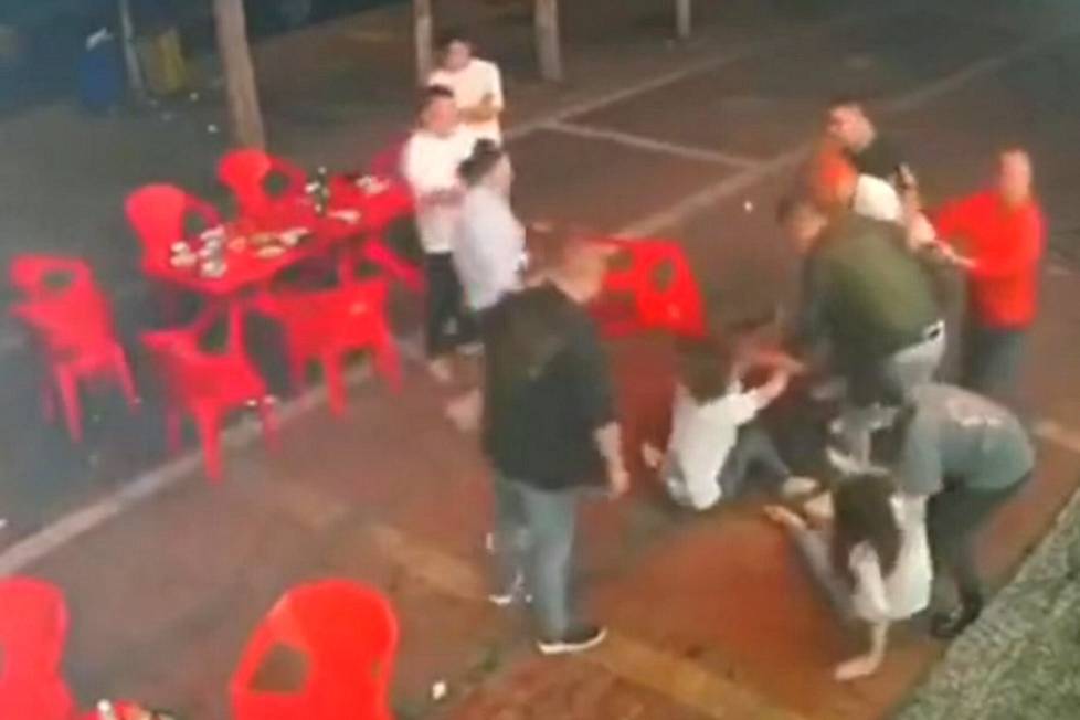 Naisten pahoinpitely Tangshanissa alkoi sisällä ravintolassa, minkä jälkeen miehet raahasivat yhden naisista hiuksista ulos ja jatkoivat hakkaamista ja potkimista ravintolan edessä.
