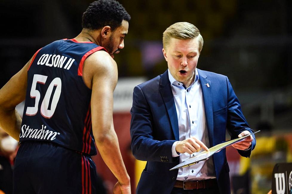 Strasbourgin päävalmentaja Lassi Tuovi antamassa ohjeita Bonzie Colsonille Mestareiden liigan ottelussa toukokuussa 2021.