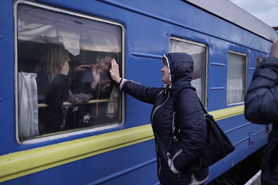 Isoäiti Halyna lohduttaa Odessan rautatieasemalla lapsenlastaan Oleksia hetki ennen junan lähtöä. Oleksi on lähdössä äitinsä ja sisarustensa kanssa evakkoon Itävaltaan, isoäiti Halyna ja isä Denis jäävät Odessaan. 