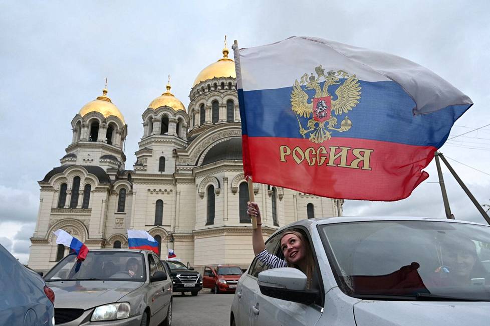 Venäjän Rostovin alueella Novotšerkasskissa juhlijoiden autoletkassa heiluteltiin Venäjän lippuja.