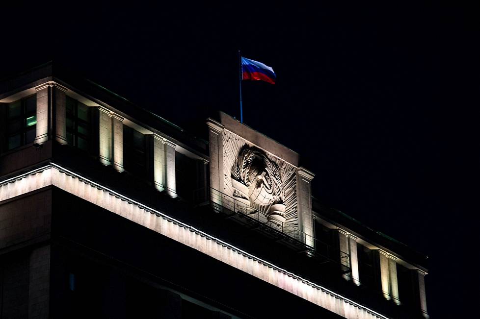 Venäjän lippu liehui parlamentin alahuoneen eli duuman rakennuksen katolla Moskovassa maaliskuun alussa.