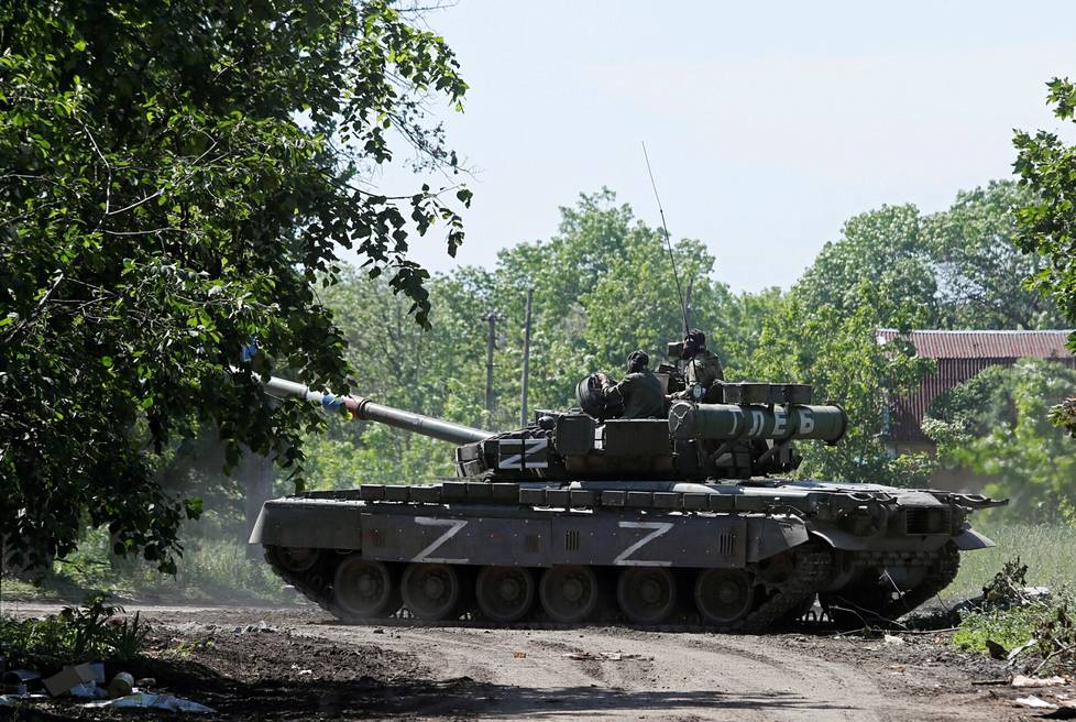 Venäläinen tankki Popasnassa Luhanskin alueella 2. kesäkuuta.