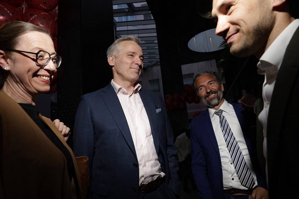 European Minister Anders Adlercreutz, who was appointed as the successor of the current chairman, waiting for the election result at the Rkp's election supervisors meeting.