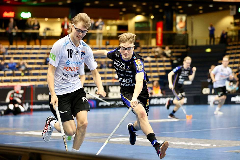 Nuori Joakim Lund (oik.) kuuluu Eräviikinkien tulevaisuuden tähtipelaajiin. Lund taisteli pallosta LASB:n Matias Pietisen (vas.) kanssa helmikuussa 2022.