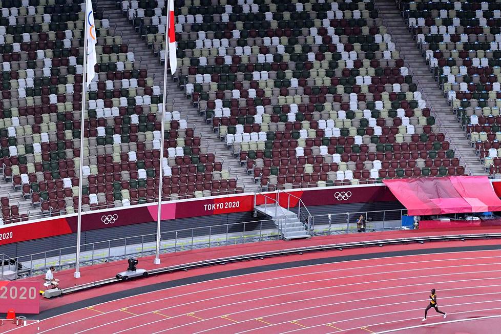 30. heinäkuuta. Tokion vuoden 2020 olympiakisat viivästyivät koronapandemian vuoksi vuodella. Kuvassa Ugandan Stephen Kissa juoksemassa miesten 10 000 metrin finaalissa.