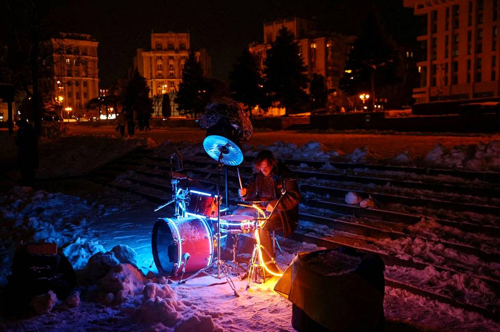 3. joulukuuta. Katumuusikko soittaa lumisella aukiolla sähkökatkojen jatkuessa Kiovassa, Ukrainassa.