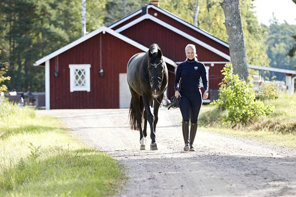 Anna von Wendt kävelyttää hevostaan Fasua.