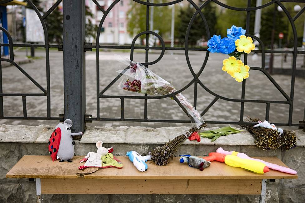 Kramatorskin asema, jonne osui Totška-U-ohjus tappaen noin 60 siviiliä. Iskussa kuoli myös lapsia, joiden muistoksi on tuotu kukkia ja leluja.