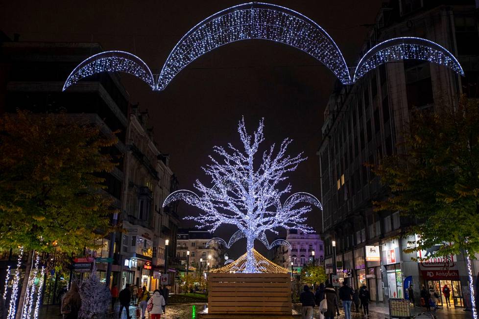 Joulutori levittäytyy nyt laajalle alueelle Brysselin keskustassa. Viime jouluna tori peruttiin.