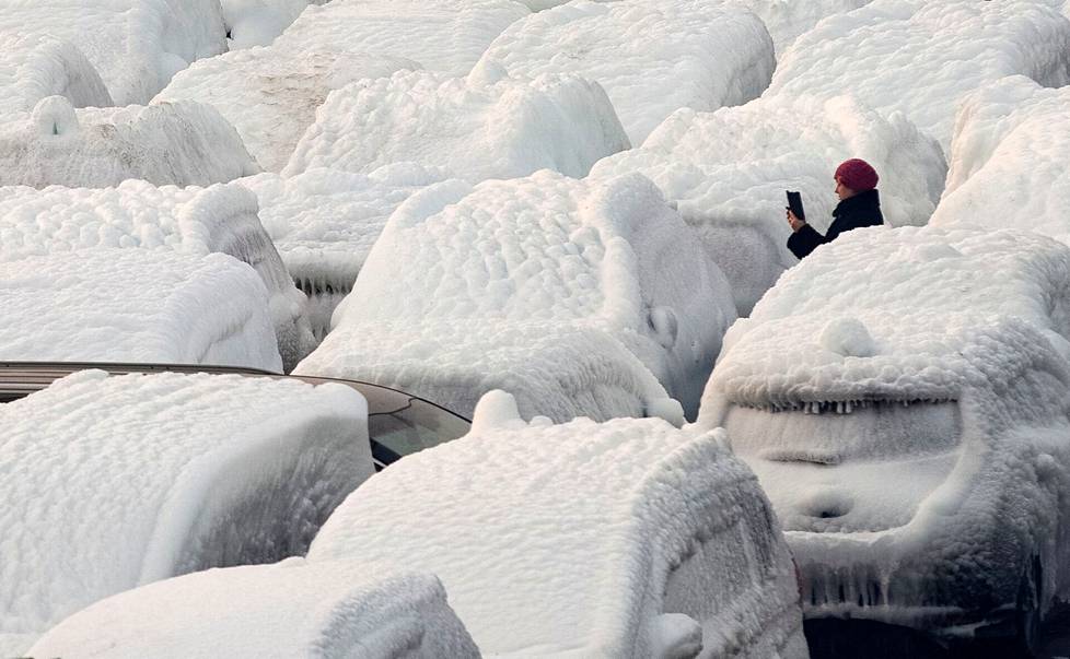 29. joulukuuta. Jäätyneitä autoja Vladivostokissa, Venäjällä. Autot purettiin rahtialus Sun Riosta, joka joutui huonon merisään armoille Japaninmerellä.