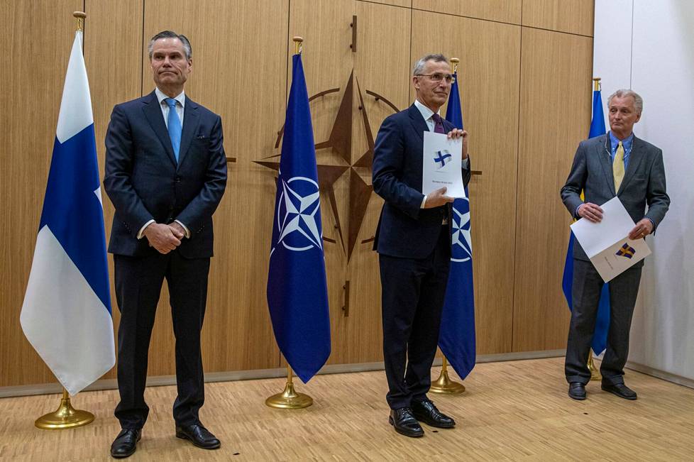 Suomen Nato-suurlähettiläs Klaus Korhonen (vas.) ja Ruotsin Nato-suurlähettiläs Axel Wernhoff luovuttivat  18. toukokuuta 2022 Naton pääsihteerille Jens Stoltenbergille kirjeet maiden toiveesta liittyä Natoon. 