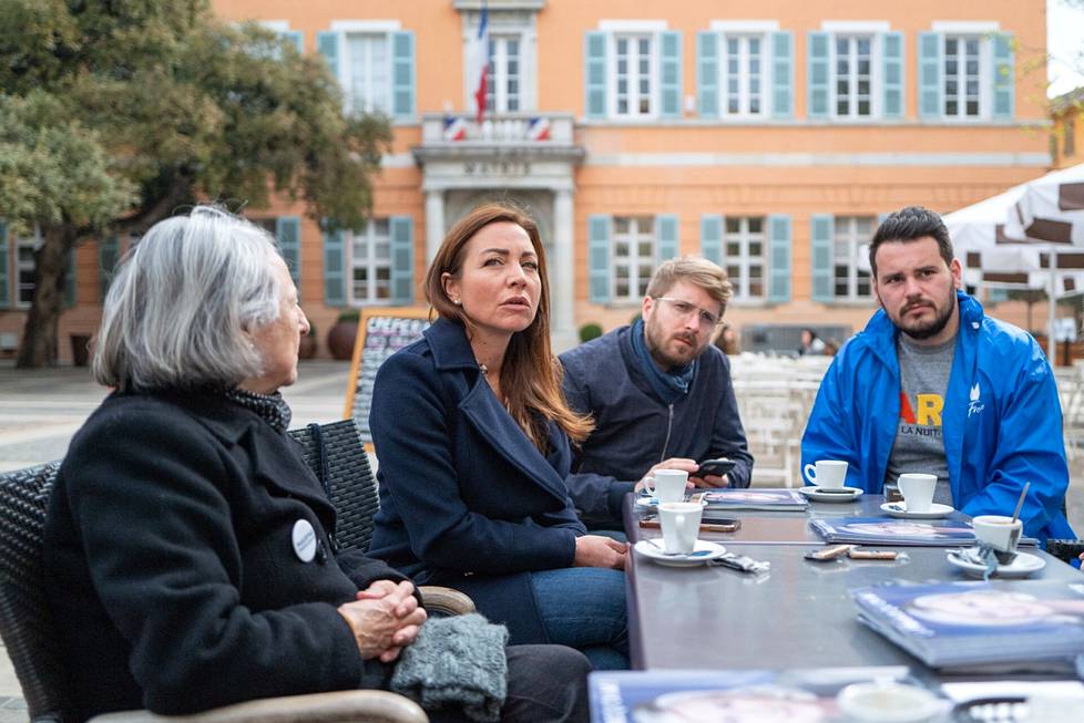 Kansallisen liittouman euroedustaja Julie Lechanteux (toinen vasemmalta) istuu kahvilla yhdessä puolueaktiivien kanssa. Hän vakuuttaa, ettei mitään erityissuhteita Venäjään ole.
