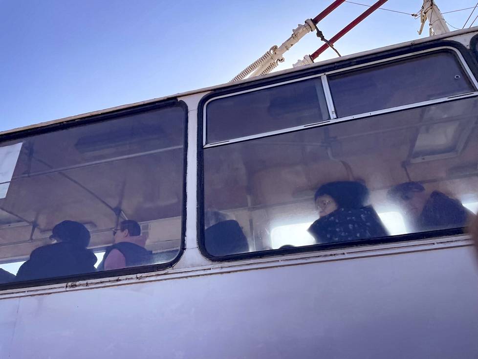 Matkustajia johdinbussissa Benderissä.