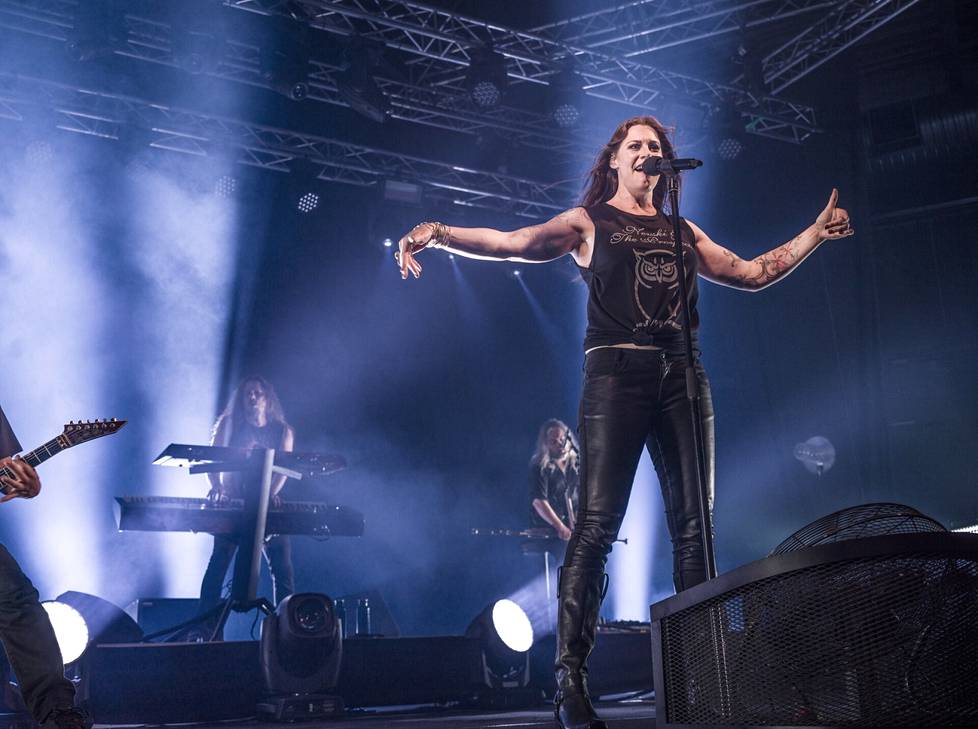 Laulaja Floor Jansen, Tuomas Holopainen ja muut Nightwishin jäsenet esiintyivät salakeikalla Oulussa Club Teatrian lavalla.