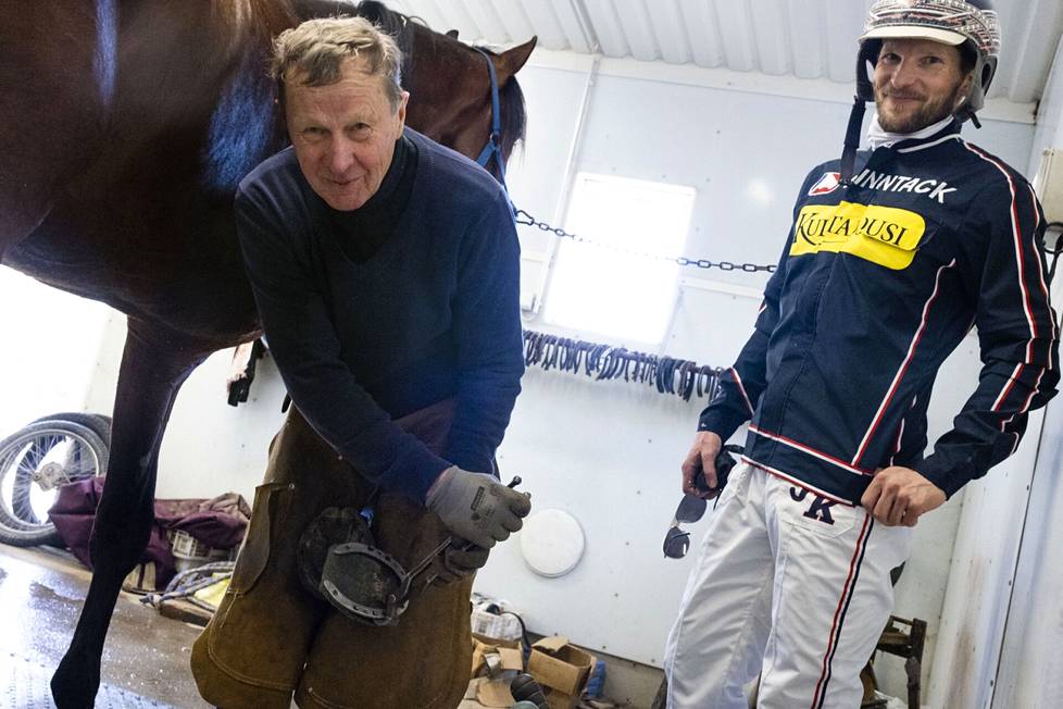Pekka Korpi näyttää pojalleen Jannelle, miten hevonen kengitetään.