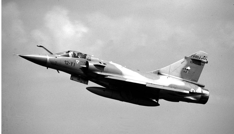 1990-luvun alun hävittäjähankinnassa Ranska tarjosi Suomelle Mirage 2000 -hävittäjiä. Suomalaiset olivat hyvin perillä koneen ongelmista. Jopa ranskalaiset lentäjät olivat toivoneet, että Miragen sijaan Ranskan ilmavoimille hankittaisiin amerikkalaisia koneita.