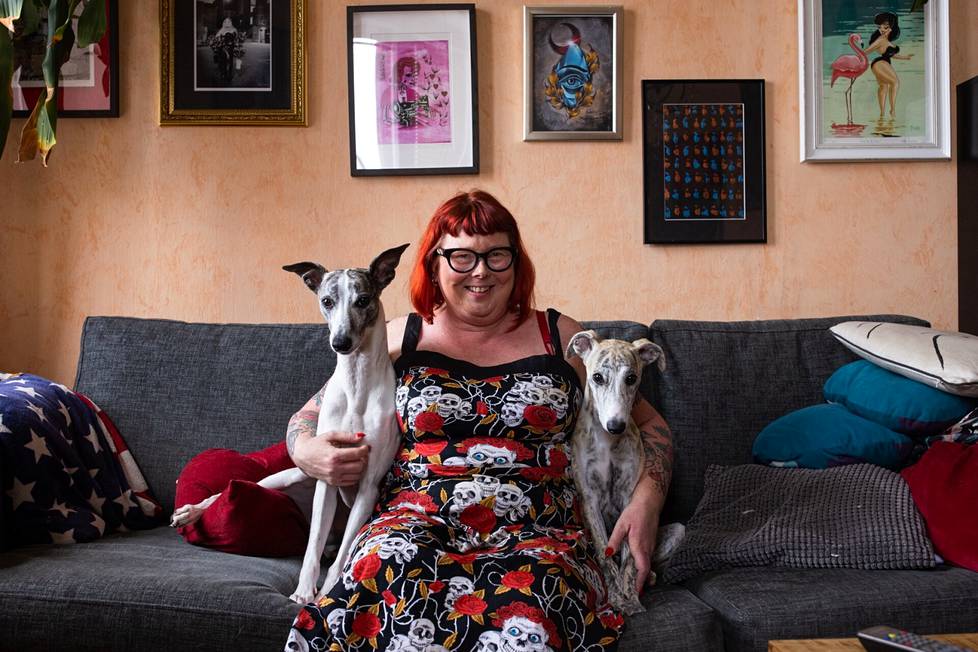 Annika Einiö asuu Helsingin Sörnäisissä viiden kuukauden ikäisen Voltin ja neljävuotiaan Hopun kanssa. Einiöllä on pitkä historia eri rotuisten koirien kanssa, mutta vinttikoirissa häntä erityisesti viehättää niiden ulkonäkö ja eleganttius.