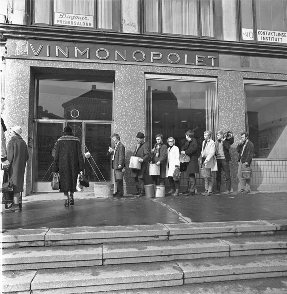 Norjalaiset luulivat saavansa puoli-ilmaista alkoholia Oslossa aprillipäivänä vuonna 1950. Kuvan tilanne on vuodelta 1969.