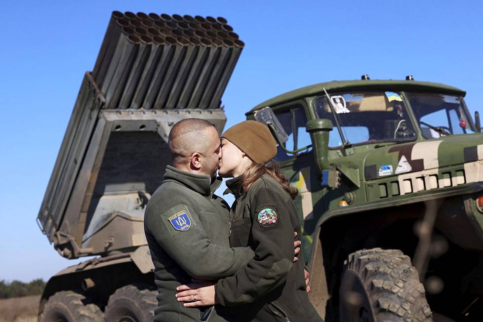 17. lokakuuta, eteläinen rintama. Armeijassa rakastuneet Tetjana ja Andrii suutelevat BM-21 Grad -kranaatinheittimen edessä. Andrii kertoo olevansa hyvin romanttinen mies. ”Tuoretta vaimoa olisi ihana suudella kaiken aikaa.”