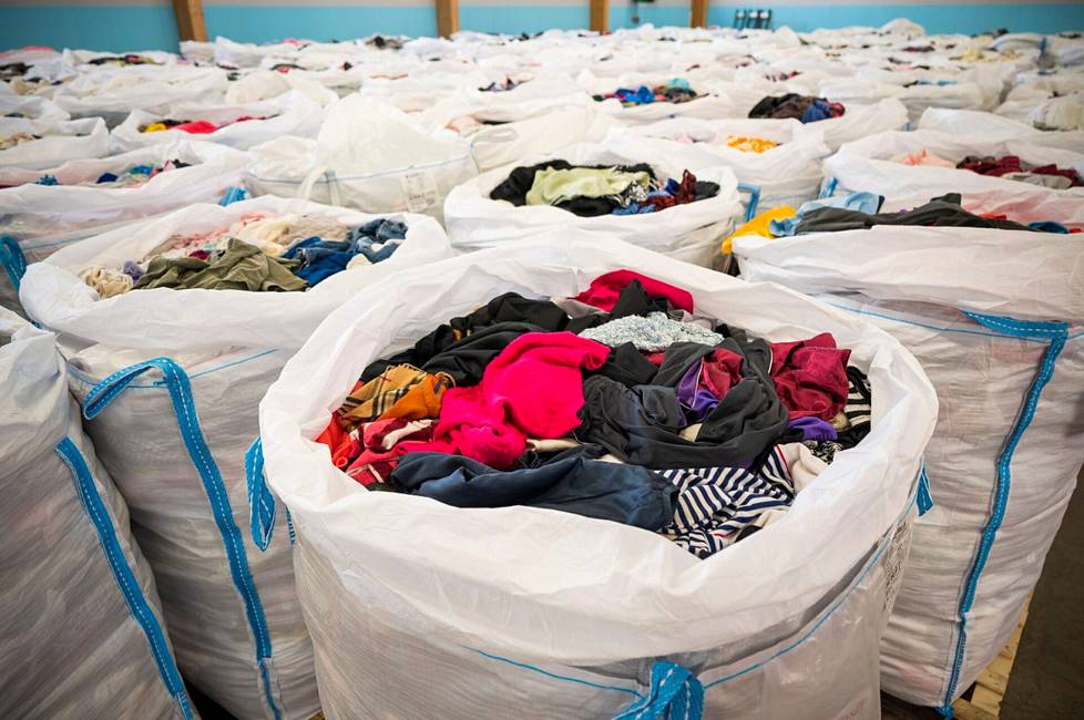 Tältä näyttää Lounais-Suomen jätehuollon tekstiilikierrätyslajittelukeskuksessa.