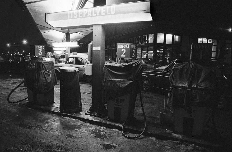 Eläintarhan Unionin bensa-asemalla viidestätoista bensapumpusta käytössä oli vain kuusi tammikuussa 1974.