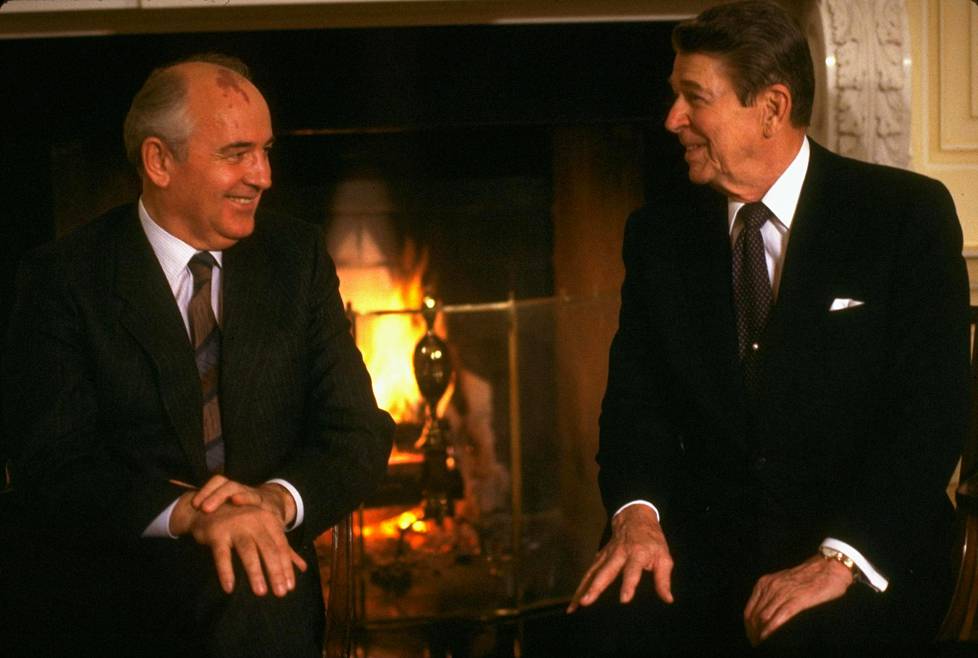 Neuvostoliiton johtaja Mihail Gorbatšov ja Yhdysvaltain presidentti Ronald Reagan istuivat takkatulen ääreen Valkoisessa talossa 8. joulukuuta 1987, kun keskimatkan ydinohjukset kieltävä sopimus oli allekirjoitettu.