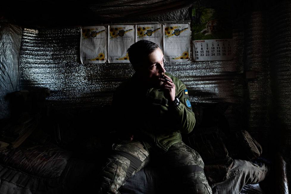 Ukrainalaisten 30. panssaroidun jalkaväkiprikaatin ensimmäisen pataljoonan joukkueenjohtaja tar­kistaa asemapaikkaansa Itä-Ukrainan rintamalla.