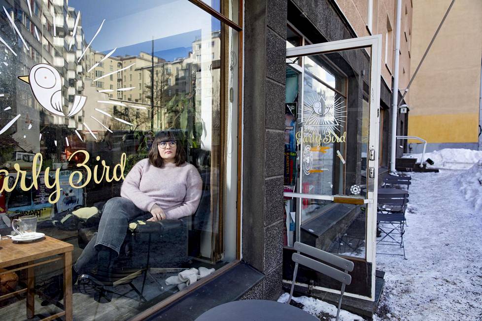 Käsikirjoittaja Anna Brotkin kahvilassa Kalliossa Kolmannella linjalla, jonka varrella on kuvattu Aikuiset-sarjan monia kohtauksia.