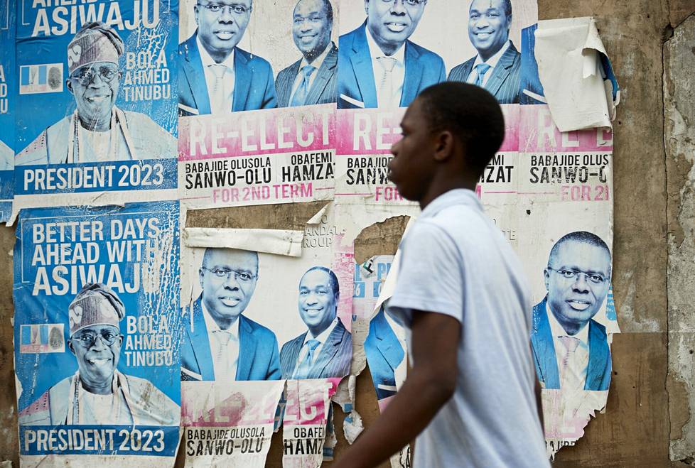Nuori nigerialainen kulki repaleisten vaalijulisteiden ohi Lagosissa toukokuun alkupuolella.