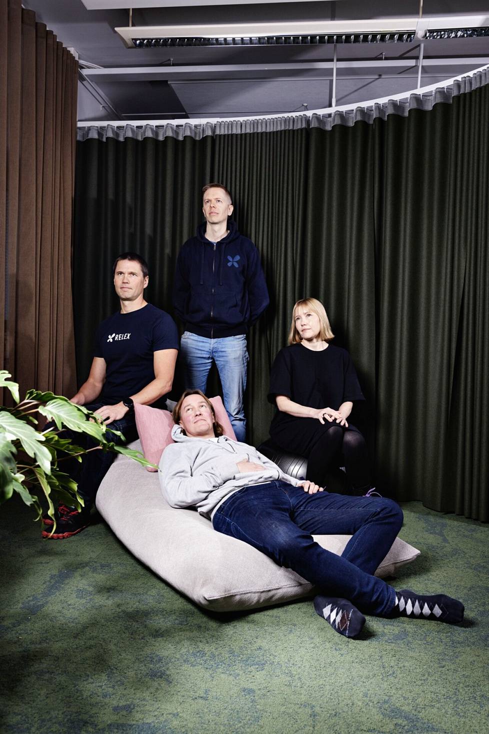 Relexin perustajat Michael Falck (edessä), Mikko Kärkkäinen ja Johanna Småros sekä yksi yhtiön ensimmäisistä työntekijöistä Marko Nikula (keskellä takana) loivat uuden säätiön, johon he lahjoittivat Relexin osakkeiden myynnistä saamiaan varoja.