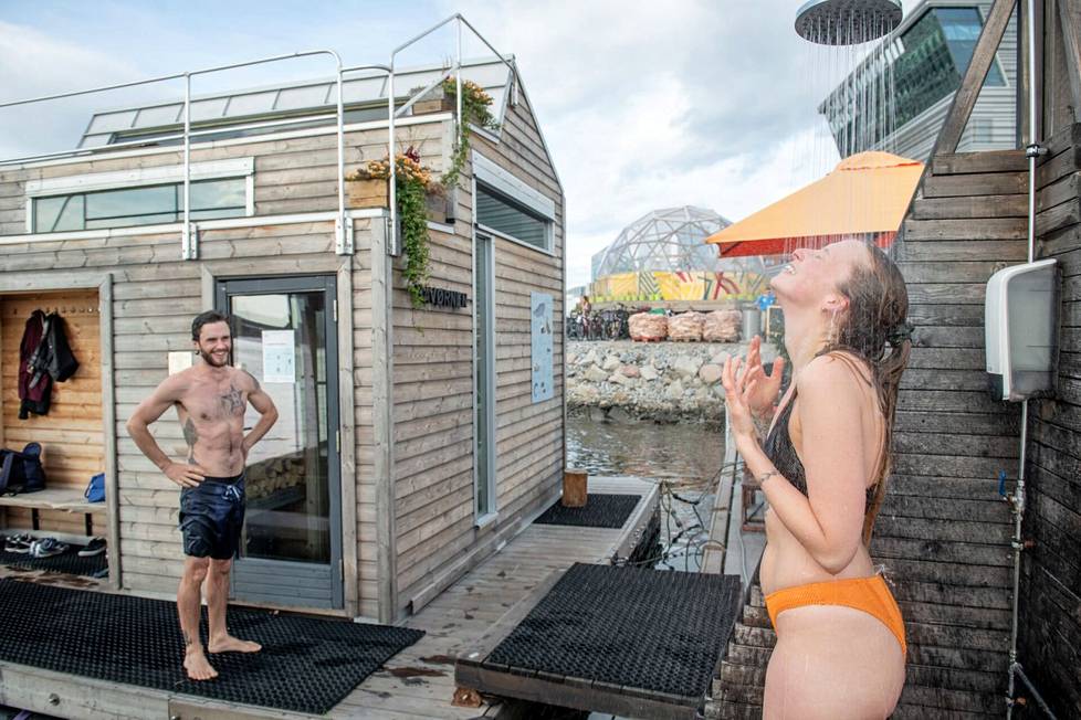 Marie Michaelsen Bjøntegaard (oik.) ja Kerry Eckenroth käyvät kelluvassa saunassa Oslossa kerran viikossa. 