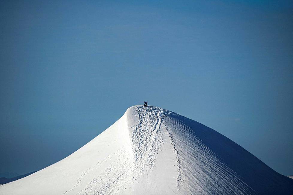 26. elokuuta. Tutkija Ninis Rosqvist mittasi Ruotsin Kebnekaise-vuoren etelähuipun korkeutta. Huippu on Ruotsin korkein, mutta vuori on kutistunut ilmastonmuutoksen aiheuttaman jäätikön sulamisen vuoksi.