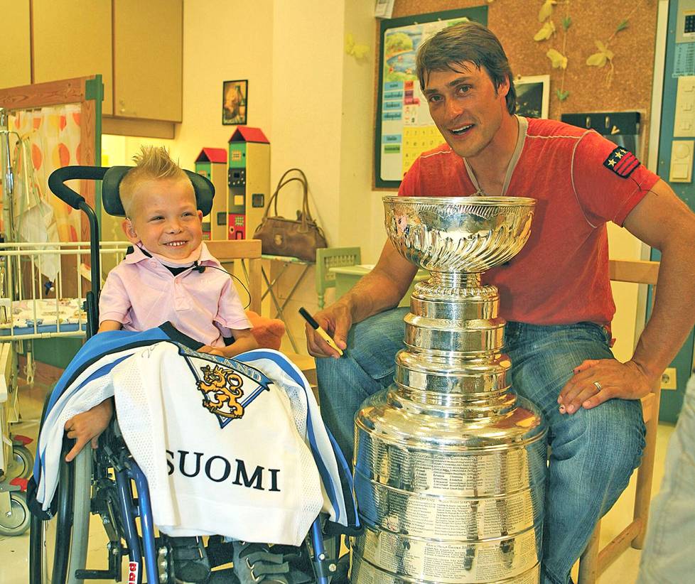 Jääkiekkoilija Teemu Selänne ja Stanley Cup -pokaali kävivät piristämässä 7-vuotiasta pikkupotilas Samua vuonna 2007.