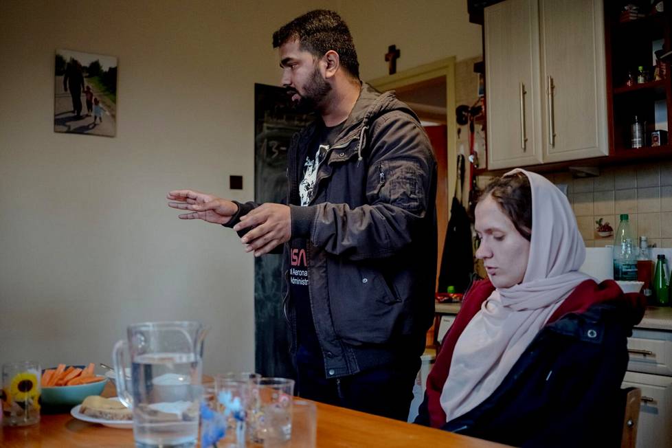Hassan Habib ja hänen vaimonsa Valentina puolalaisperheen keittiössä. 