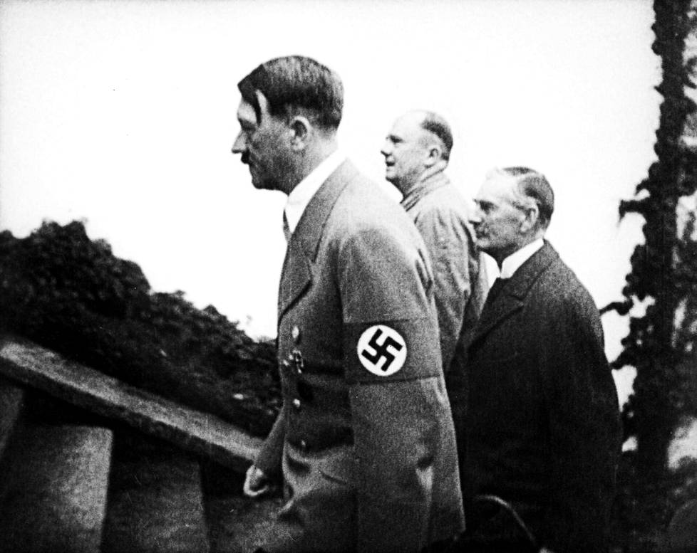 Natsi-Saksan johtaja Adolf Hitler ja Britannian pääministeri Neville Chamberlain (kuvassa oikealla) pohjustivat Münchenin sopimusta Hitlerin huvilalla Berchtesgadenissa syyskuussa 1938.