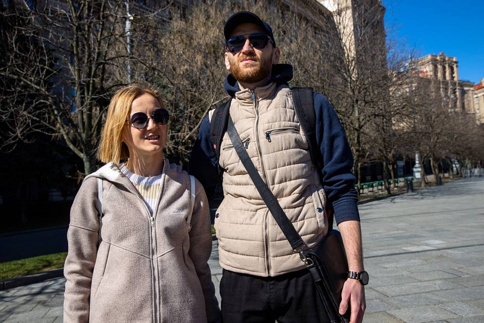 Natalia ja Maksim Koliadenko kävelivät kadulla etsien ravintolaa, johon poiketa. 