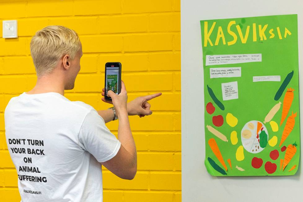 Koulun seinältä Pitkänen bongaa myös kasviksia mainostavan julisteen, joka päätyy oikopäätä hänen kännykkäkameransa eteen.