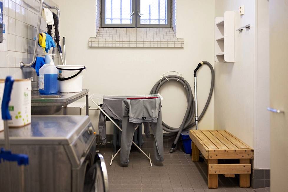 Osastolla saa pitää joko vankilan vaatteita tai omiaan. Jos käyttää omiaan, ne tulee pestä itse.