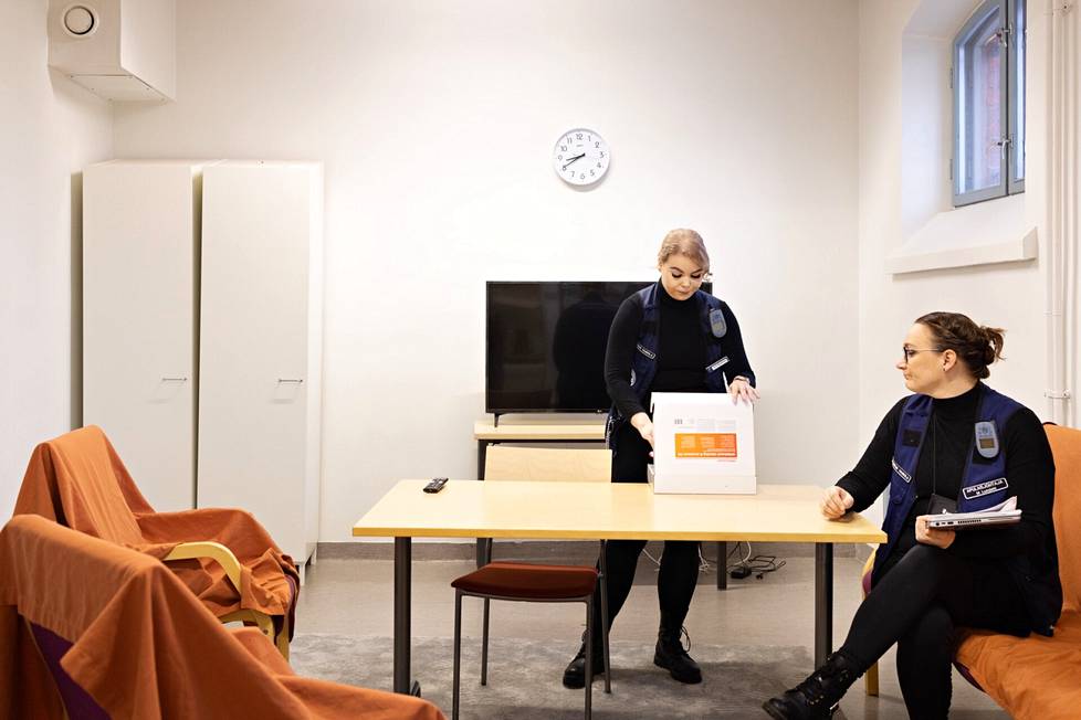 Erityisohjaaja Satu Silverdal (vasemmalla) ja vankilan apulaisjohtaja Maaret Lundahl osaston oleskeluhuoneessa.