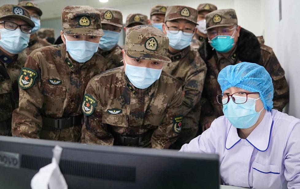 Armeijan lääkintäjoukkoja oli tullut avuksi koronavirusepidemian hillitsemistehtäviin Jinyintanin sairaalaan Wuhanissa sunnuntaina.