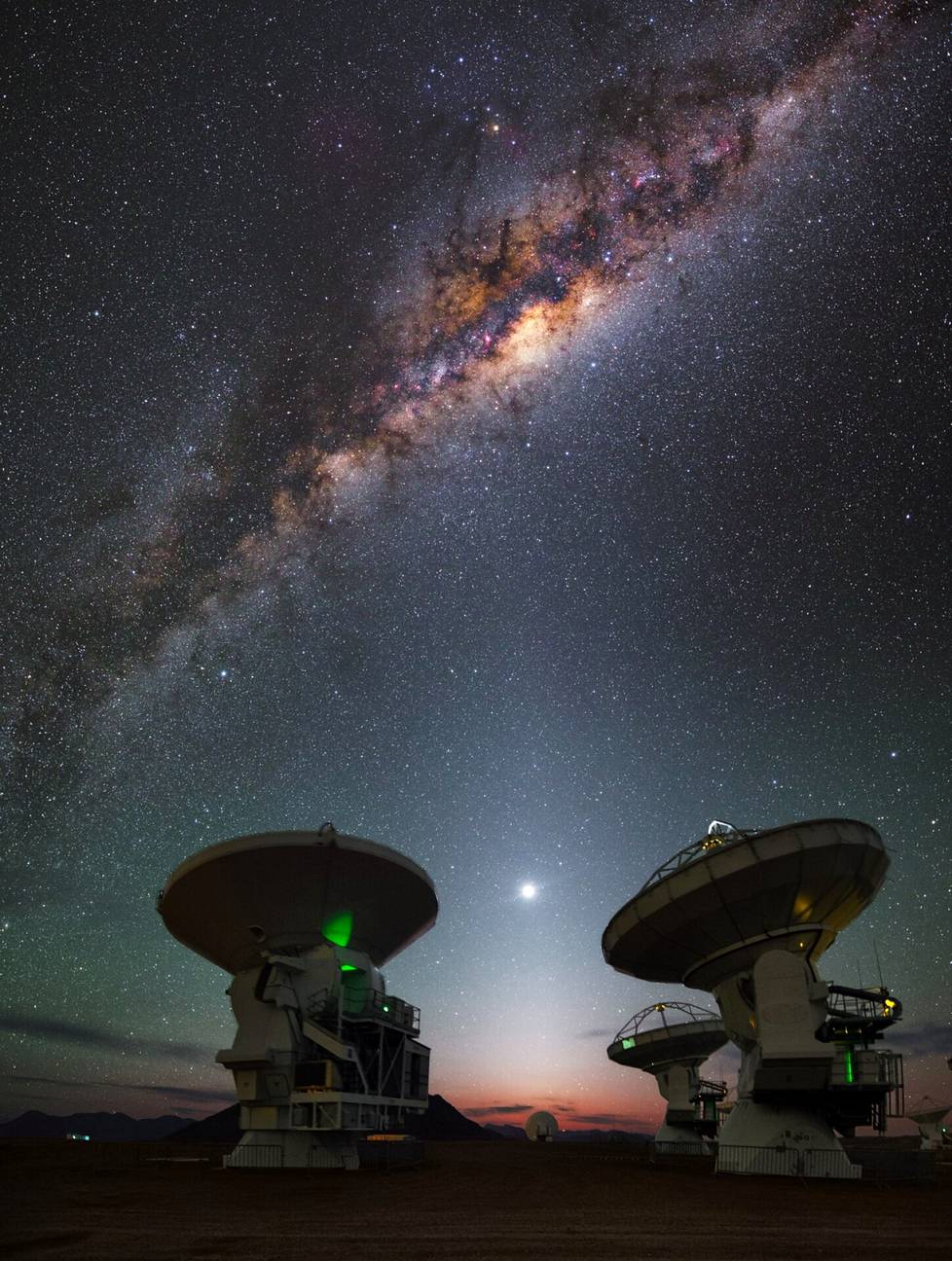 Linnunrata loistaa Chilen Atacaman autiomaassa Alma-teleskooppien yllä.