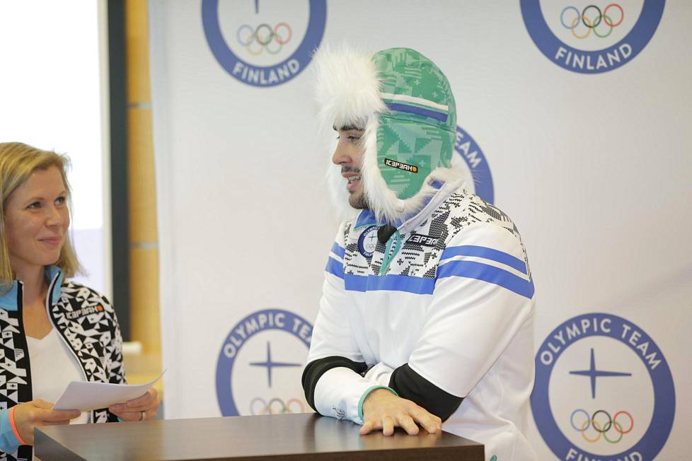 Vuoden 2018 talviolympialaisten parjattu ja pidetty karvalakki kisa-asujen esittelytilaisuudessa vuonna 2017.