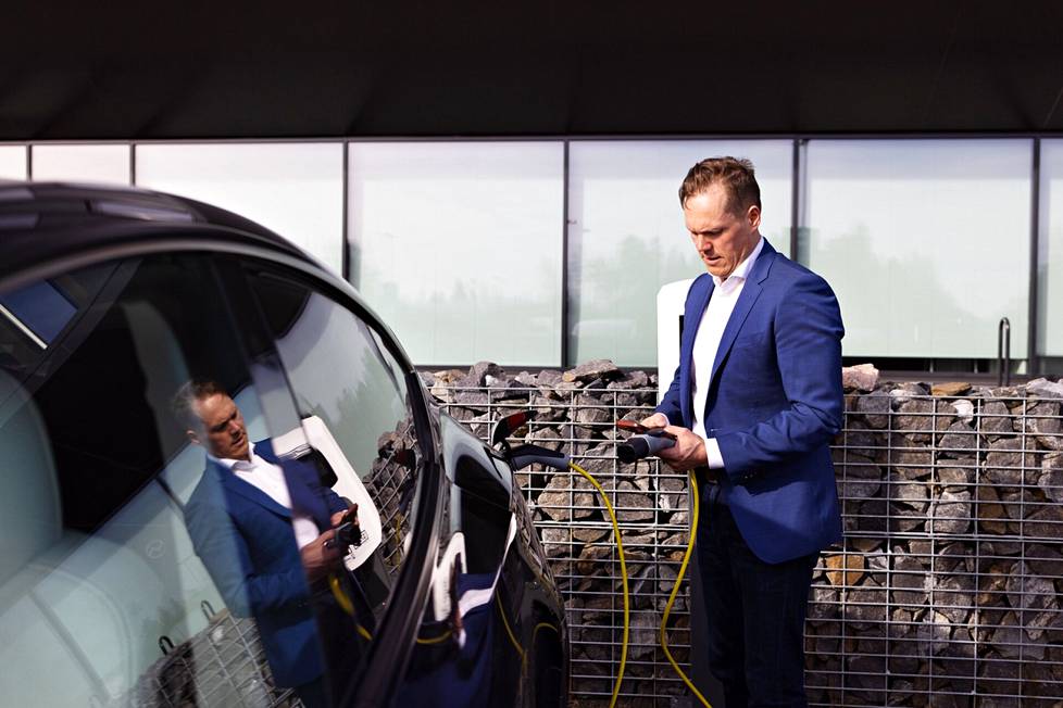 Virran toimitusjohtaja Jussi Palola latasi autoaan yhtiön latauspisteellä Vantaalla. Yhtiö kasvaa nyt nopeasti sähköautojen latausmarkkinan imussa.