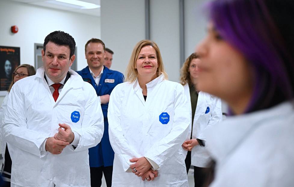 Sisäministeri Nancy Faeser ja työministeri Hubertus Heil keskustelivat maaliskuisella Kanadan-matkallaan Siemens Healthineersin tehtaan työntekijöiden kanssa.