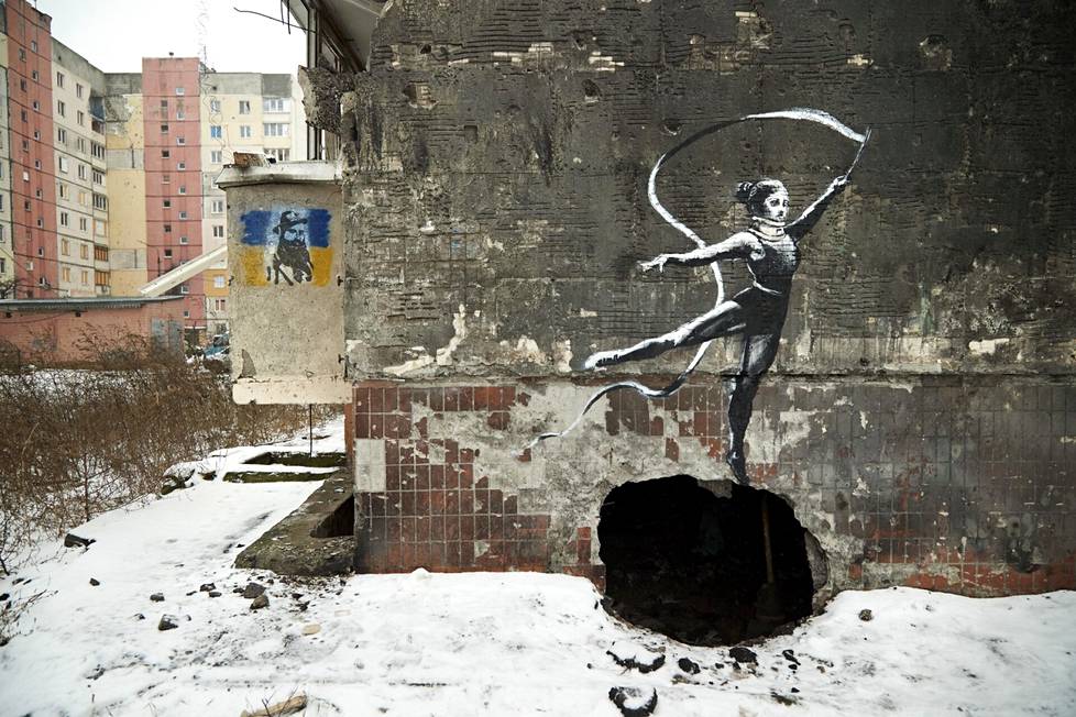 Banksyn toinen muraali Borodjankassa hyödyntää pommituksen aiheuttamaa tuhoa.